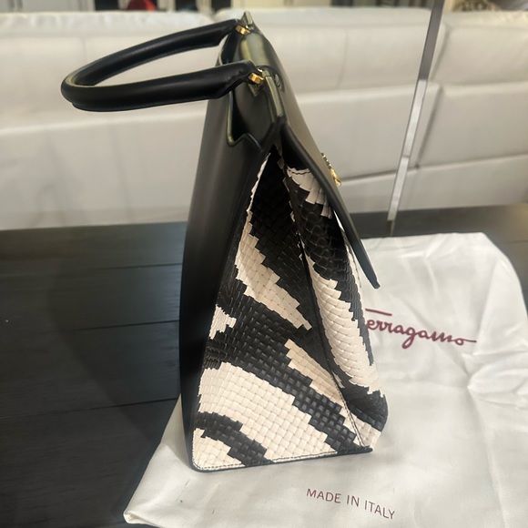 AUTHENTIC Salvatore Ferragamo Trifoluo Top Handle Bag Woven Leather Medium - Picture 6 of 16